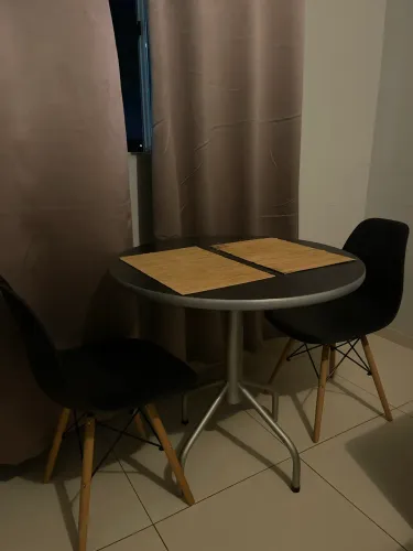 Mesa de jantar com 2 cadeiras