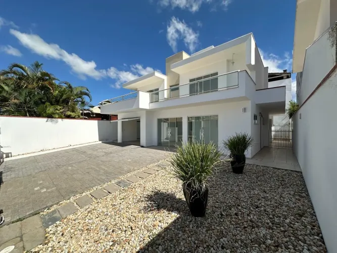 Casa com 3 dormitórios à venda, 218 m² por R$ 1.799.000 - Centro - Balneário Piçarras/SC