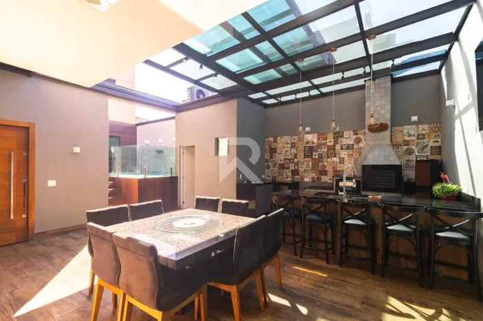 Casa em Condomínio com Área Gourmet e Piscina Coberta à venda, 152 m² - Lindóia - Curitiba