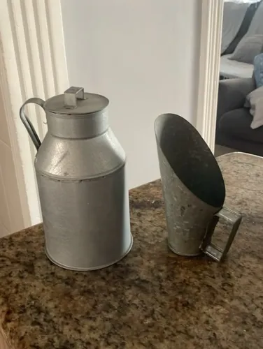 Jarro de leite antigo com tampa e caneca de metal