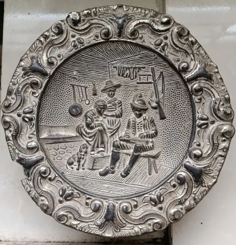 Prato de Estanho antigo para parede/Cena Gaúcha/Assinado/ 24 cm diâmetro