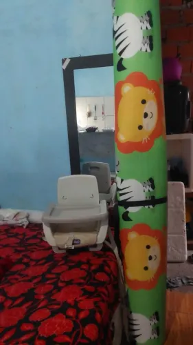 Cadeirinha e um tapete de crianças 