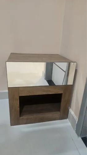 Mesa de Cabeceira com Espelho