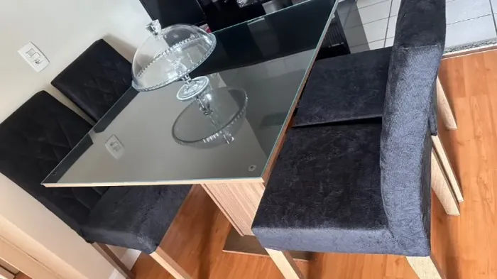 Mesa quadrada com vidro