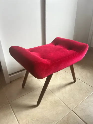 banco estofado vermelho para quarto/closet