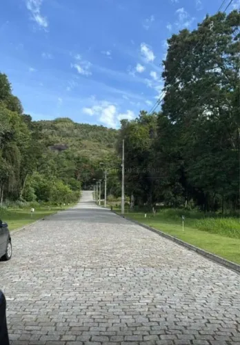 TERRENO PLANO COM 700m2 - CONDOMÍNIO FAZENDA CLUBE FILOMENA EM PENDOTIBA