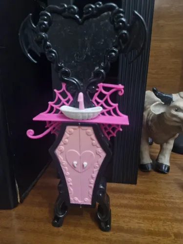 Pia e penteadeira Monster High Draculaura Powder Roon Playset G1- 2011