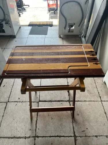 Mesa dobrável para churrasco com tábua em madeira 