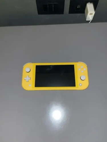 Nintendo Switch Lite Amarelo 32GB - Completo e Impecável