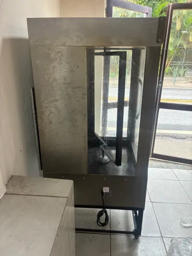 Frangueira assadeira giratória com 5 grades a gás