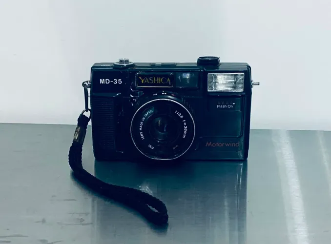 Câmera Fotográfica Antiga Yashica MD-35 No Estado Coleção Retro