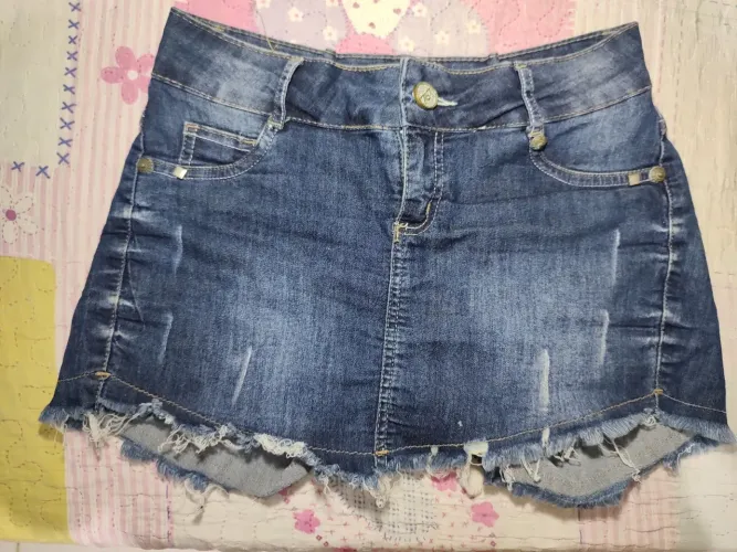 Short Saia Jeans Feminino - Estiloso e em ótimo estado