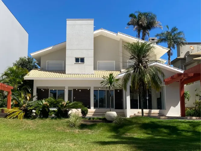 Alugo casa ampla e confortável, com piscina, próximo ao Centro de Cascavel-Pr