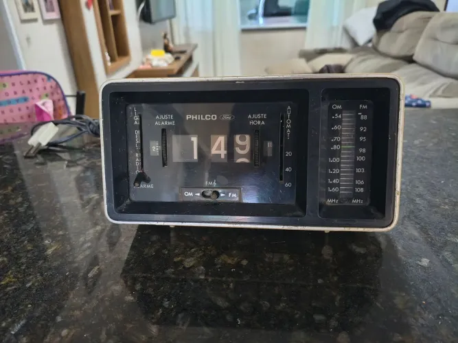 Rádio relógio analógico Fhilco Ford