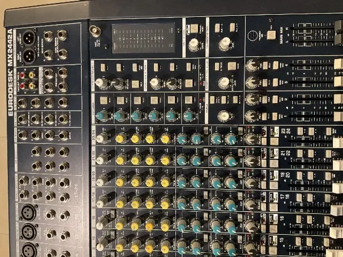 Mesa som BEHRINGER - EURODESK MX 2442A