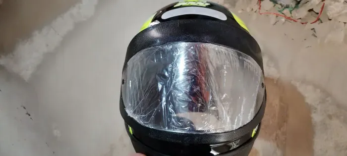 Capacete zero, na caixa.