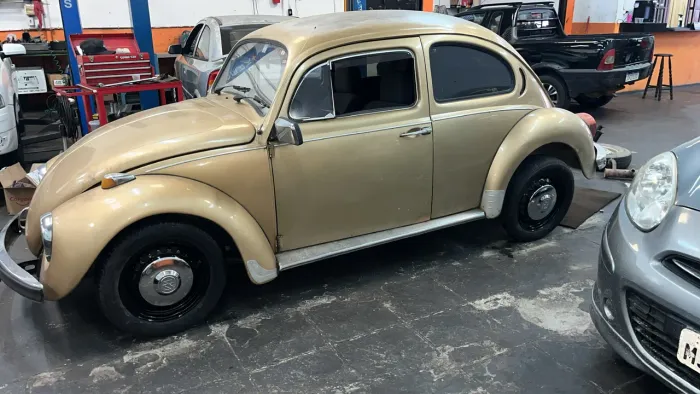 Rodas originais do fusca com pneus e calotas