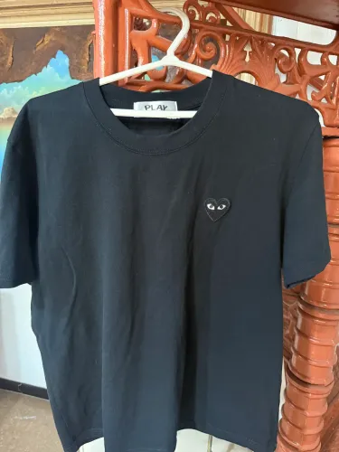 CAMISA COMME DES GARÇONS PLAY, CORAÇÃO PRETO