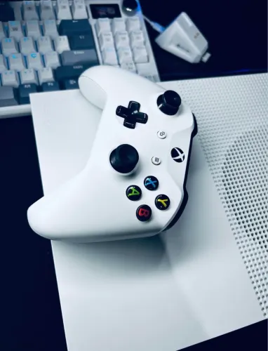 XBOX ONE S 1TB + CONTROLE ORIGINAL | EXTREMAMENTE CONSERVADO