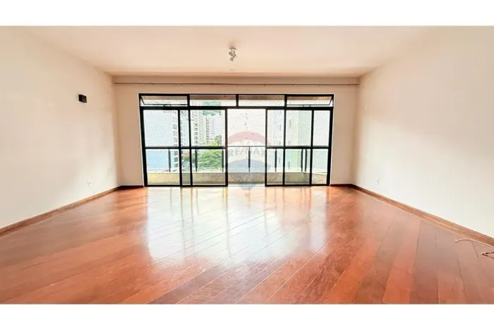 Apartamento de quatro quartos para venda na Rua Santo Antônio no centro de Juiz de Fora