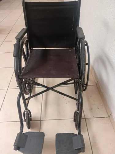 Cadeira de rodas semi nova