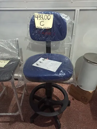 Cadeira estofada alta 