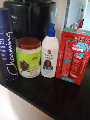 Vendo creme de cabelo, shampoo, condicionador, laquee, creme para pentear.