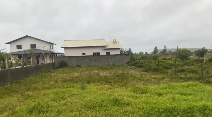 Terreno 400 metros da beira da praia.