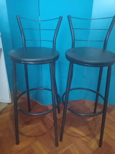 Kit com duas banquetas pretas altas de ferro para bar, bistrô ou residência