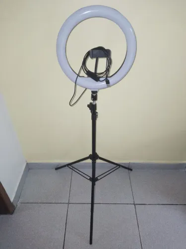 Ring Light com tripé regulável e suporte para celular