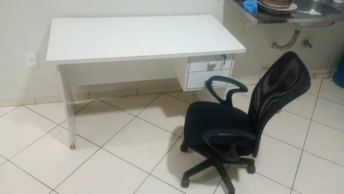 Mesa de estudo e cadeira