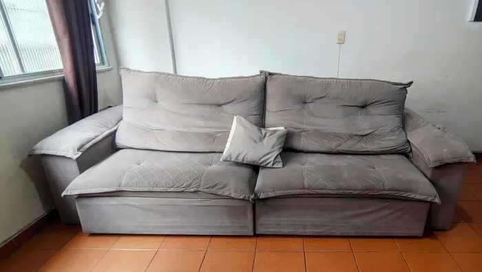 Sofá Retrátil e Reclinável 4 Lugares Grande em Suede Cinza.