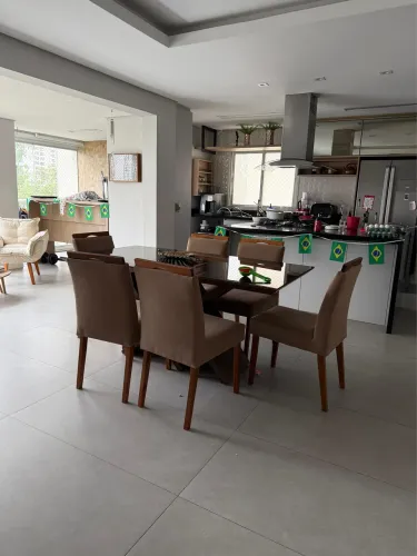 Mesa de jantar com 6 cadeiras 