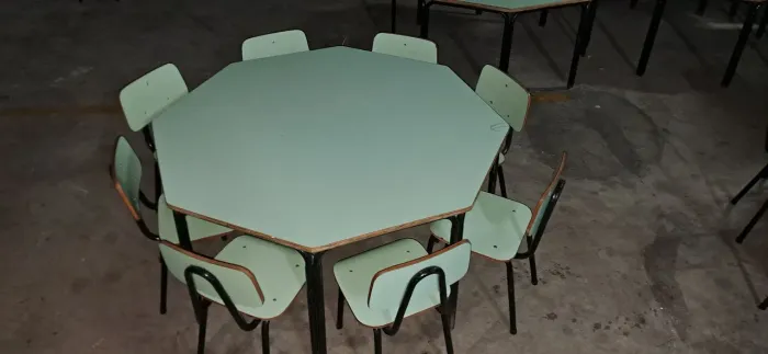 Mesa infantil octavada escolar com 8 cadeiras