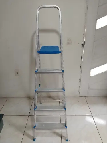 Vendo escada marca Mor, alumínio. Em bão condição,valor 150
