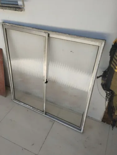 Janela de vidro medindo 1m X 1m