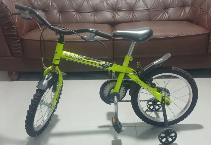 Bicicleta Aro de alumínio 16, com rodinhas.<br>- Ótimo Estado de conservação