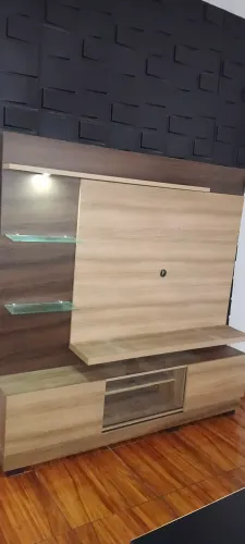 Estante semi nova, pouco usada , com detalhes de vidro e Led funcionando normalmente
