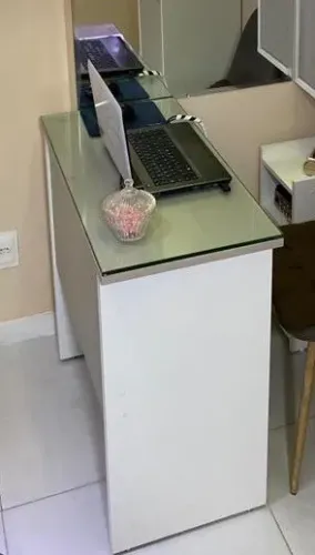 Mesa em MDF com Tampo de Vidro 