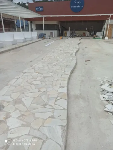 colocação de pedras naturais em piso ou chão é só chamar.