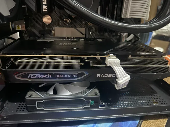 Placa de vídeo rx 7600 challenger triple fan (nova com caixa )