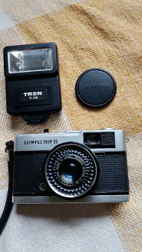 Vendo câmera analógica Olympus Trip 35 com sua lente D.Zuiko 40mm f/2.8 e corpo prateado -