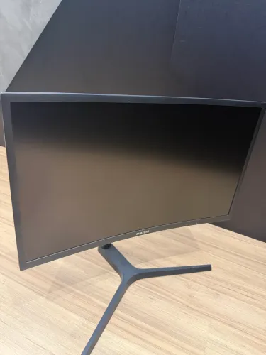 Monitor Samsung Curvo 24? CFG73 144hz 1ms Full HD
