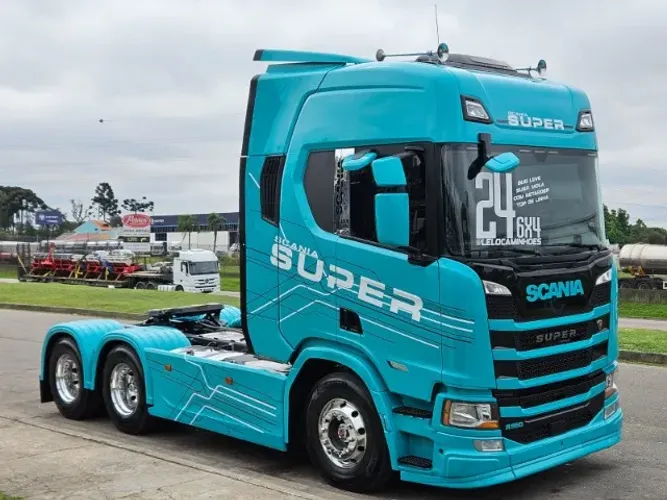 Scania R560 6x4 Super Ano 2024 Automático Retarder Bug Leve Molas Farol de teto e grade