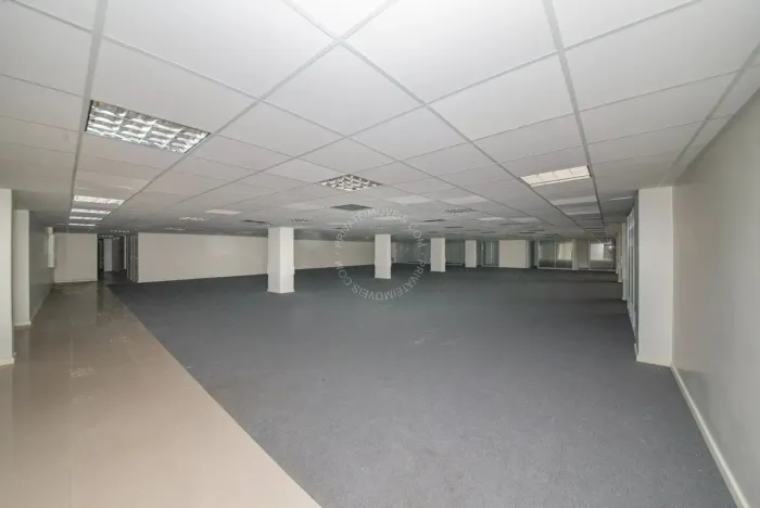 Sala de 958m² para alugar no Navegantes