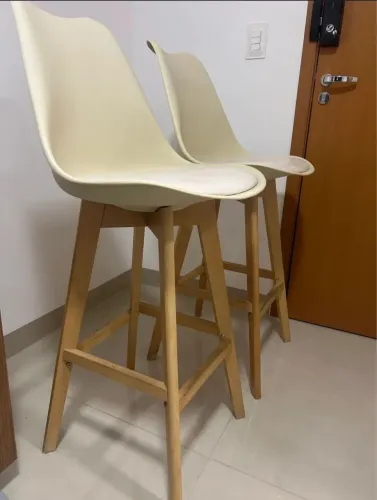 2 cadeiras altas TOK STOCK cor creme