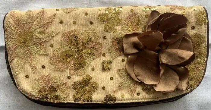 Clutch de festa nude com paetês, flores e bordado exclusiva 