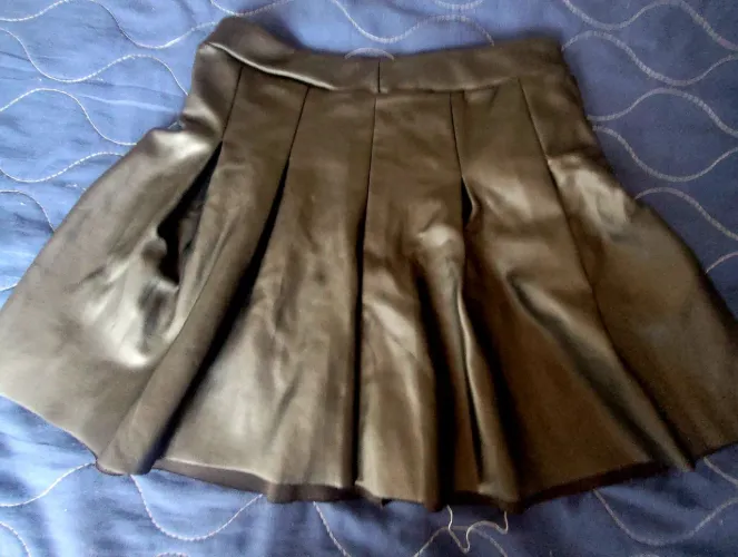 Saia Feminina Curta Couro Sintético Pregas 14 anos