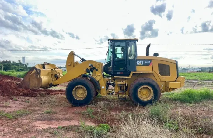 Pá Carregadeira Caterpillar 938K ano 2015, com 17.650 horas, em SP