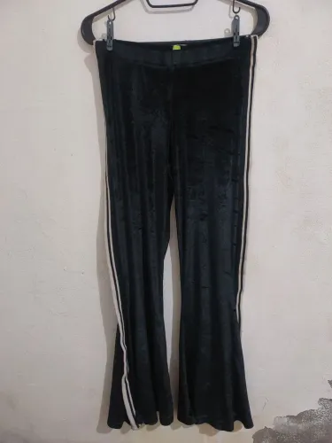 Calça Flare Aveludada / Suede Preta com Listras Laterais - Farm - Tamanho M<br>